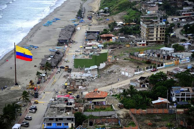 Un nuevo sismo de 6,8 sacudió este miércoles a Ecuador. El temblor se presentó a 24 kilómetros de Rosa Zarate y afectó las localidades de Mompiche y Esmeralda, y fue a 31 kilómetros de profundidad. Este movimiento telúrico se presentó horas después de que un sismo de 6,9 causara terror entre los ecuatorianos en la madrugada de este miércoles 18 de mayo.