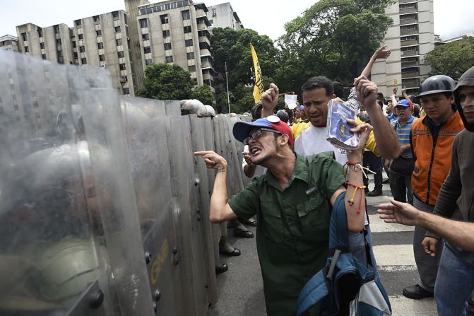 La GNB impidió el paso de los manifestantes al Consejo Nacional Electoral, por lo que los opositores hicieron enérgicos reclamos a la fuerza policial.