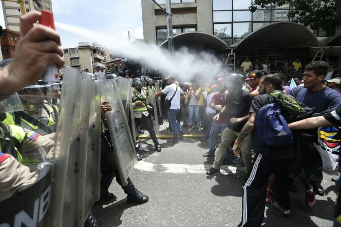 La Guardia Nacional Bolivariana lanzó gases lacrimógenos contra los manifestantes que se dirigían al CNE este miércoles 18 de mayo.