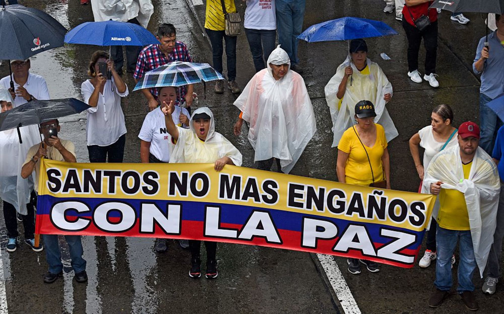 CNNE 286614 - colombia-conflict-farc-santos-peace-talks-protest