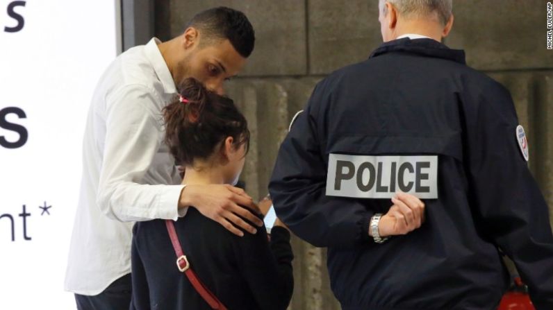 Allegados también se acercaron al aeropuerto Charles de Gaulle, de donde partió el vuelo.