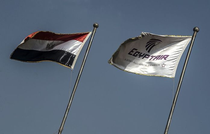 Los familiares en El Cairo se han reunido en las oficinas de la aerolínea en esa ciudad.