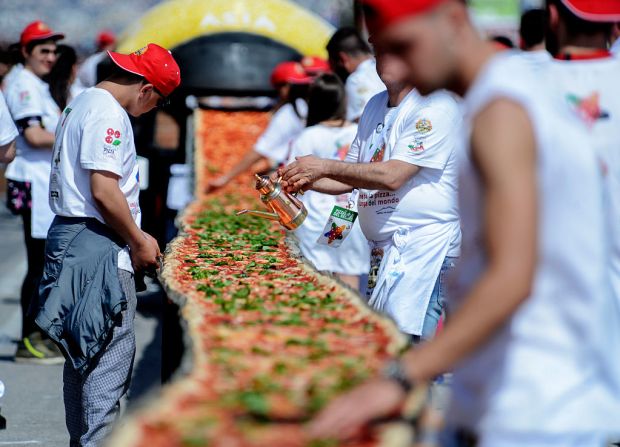 Los ingredientes fueron recolectados por los habitantes locales que atendieron una campaña llamada 'La pizza de casa' para batir este record.