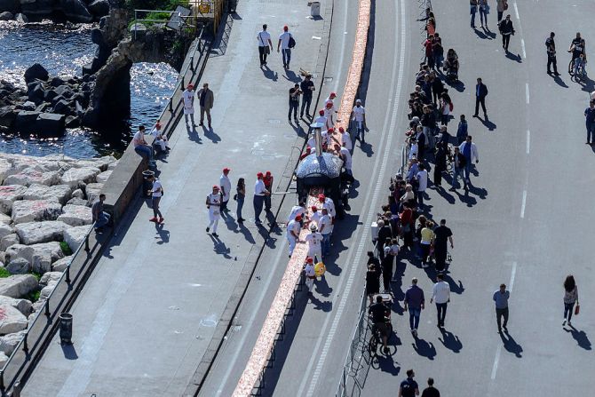 La pizza, proclamada oficialmente como la más larga del mundo este 18 de mayo, mide 1.853,88 metros y fue exhibida frente a la vía paralela al mar en la ciudad de Nápoles.