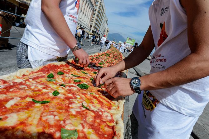 Se necesitaron 2.000 kilogramos de harina, 1.600 kilogramos de tomates, 2.000 kilogramos de queso y 200 litros de aceite de oliva.