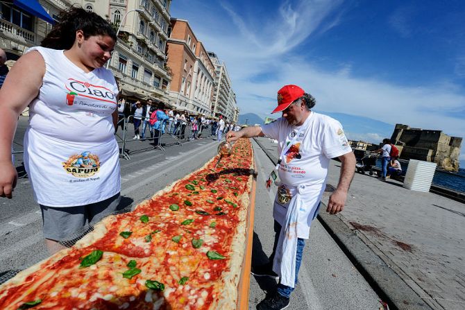 Un grupo de pizzeros italianos de la ciudad de Nápoles batió el Guinnes World Record por hornear la pizza más larga del mundo.