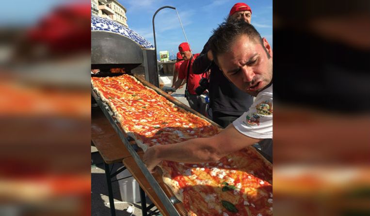 “Durante el evento conocido como 'L’Union Fa La Pizza' los experimentados chefs tardaron 11 horas preparando este plato tradicional italiano y usaron cinco hornos portables elaborados especialmente para el evento para asegurarse que la pizza quedara horneada a la perfección”, dice la página web de los Guiness Record.