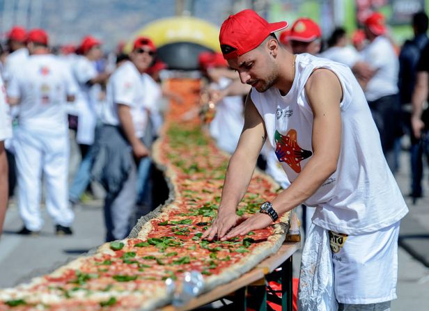 Esta pizza superó el récord previo de la pizza más larga del mundo que medía 1.595 metros y fue alcanzado el 20 de junio de 2015.