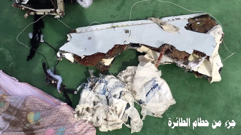 Un chaleco salvavidas del avión de Egyptair hallado en el Mediterráneo.