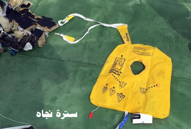 Un chaleco salvavidas del avión de Egyptair hallado en el Mediterráneo.