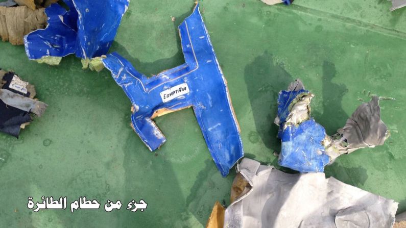 Hierros retorcidos. Son las primeras partes del avión de Egyptair recuperadas del mar Mediterráneo.