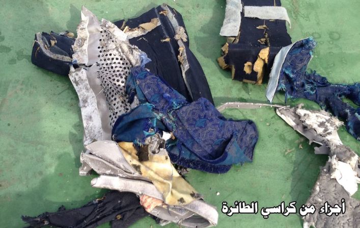 Hechas jirones. Algunas pertenencias de los pasajeros del avión de Egyptair fueron recuperadas en aguas del mar Mediterráneo.