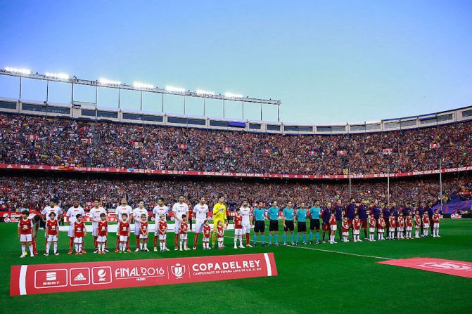 Así lucía el estadio Vicente Calderón, antes del inicio del partido en el que se disputó la Copa de Rey, entre FC Barcelona y el Sevilla FC.