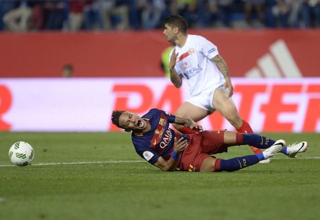 Golpeado. Neymar Jr. pasó trabajos en la final de la Copa del Rey.