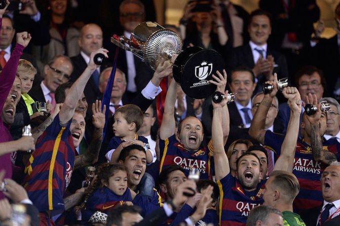 Eufóricos. Los jugadores del FC Barcelona tras recibir, de manos de Felipe VI, la Copa del Rey. El Barça venció 2-0 al Sevilla.