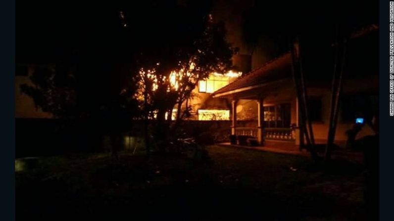 El incendio empezó cerca de las 11 p.m., hora local, mientras las niñas dormían en su escuela.