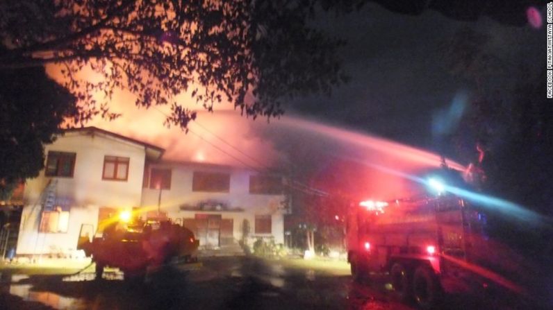 Un incendio en una escuela de Tailandia cobró la vida de 18 niñas de entre 5 y 12 años. La escuela primaria Pitakiatwittaya publicó esta fotografía en su página de Facebook.