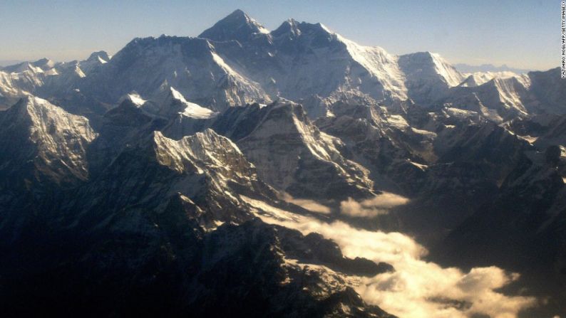 La hazaña hacia la cima del Everest es un reto que cada vez más personas asumen desde que una persona llegó por primera vez en 1953.