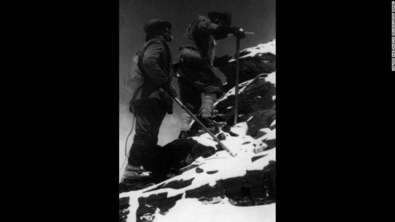 George Mallory y Edward Felix Norton llegan a los 27.000 pies en 1922. No lograron llegar a la cima.