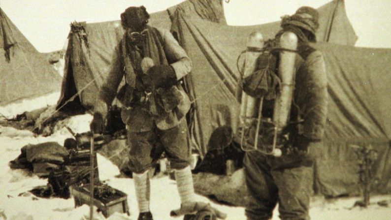 Mallory regresó al Everest en junio de 1924. Fue la última foto que se tomaron. El cuerpo de Mallory fue encontrado 75 años después.