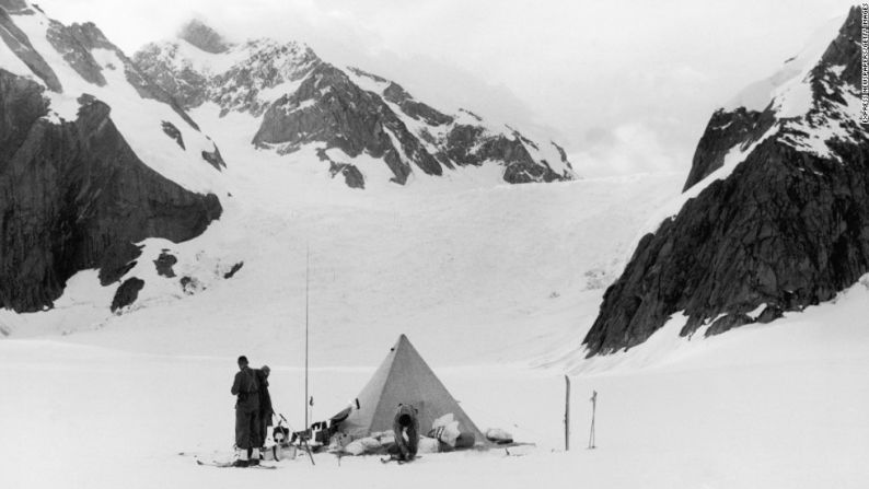 Un grupo de exploradores en 1922 en el Campamento II. Ese mismo año siete sherpas murieron en una avalancha.