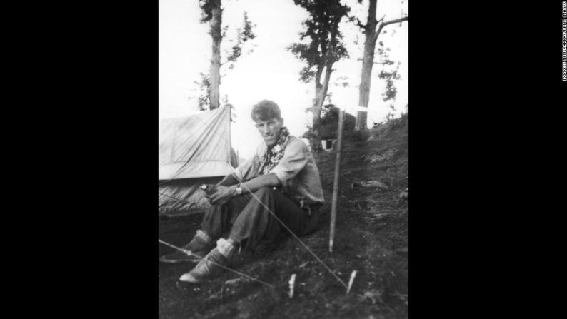 Edmund Hillary, de Nueva Zelandia, se sienta en el Campamento Base preparándose para el que sería el primer ascenso exitoso a la cima del Everest en 1953.