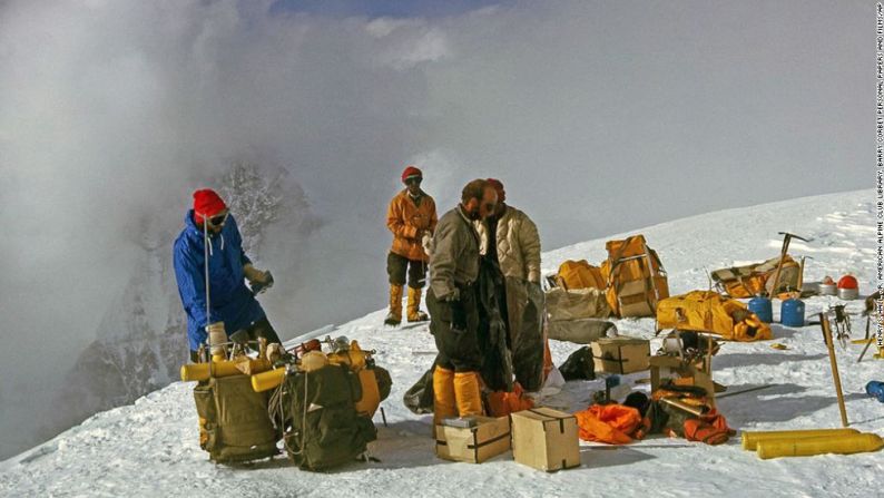 Miembros de una expedición estadounidense se preparan para ascender en 1963. Sería el primer equipo de EE.UU. en llegar a la cima del Everest. El equipo era liderado por Jim Whittaker.