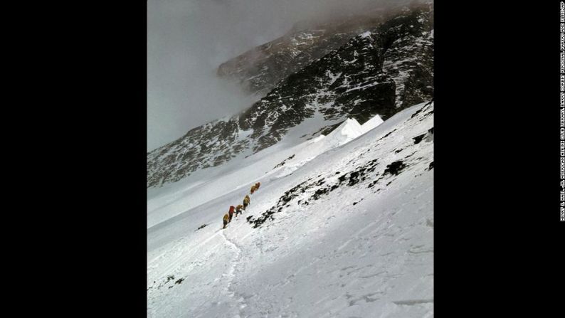 El equipo de Whittaker asciende la montaña.