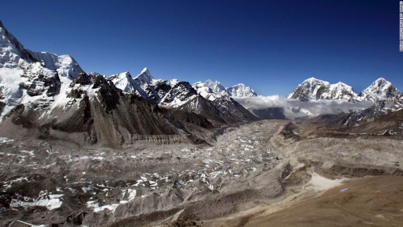 El 5 de abril de 1970, seis sherpas murieron en una avalancha en esta zona.