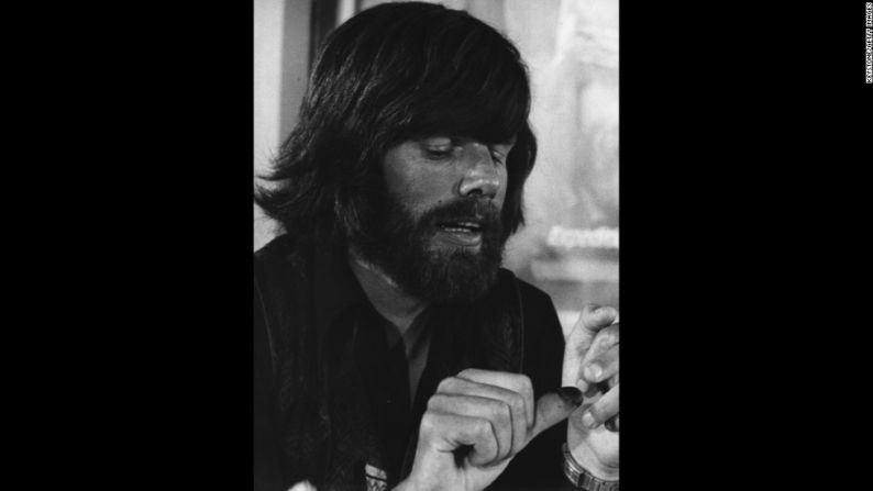 Reinhold Messner es visto en 1978 en el aeropuerto de Munich mostrándoles a los reporteros su dedo congelado después de que llegó a la cima del Nanga-Parbat sin oxígeno.