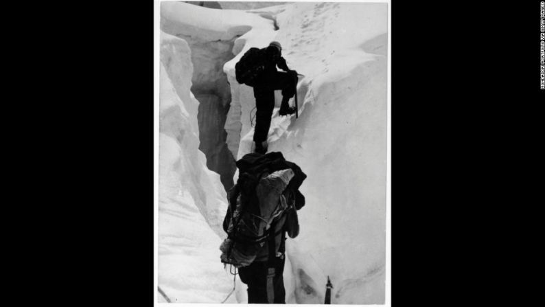 Edmund Hillary y el nepalés Tenzing Norgay avanzan más allá de la grieta en el Everest en 1953.