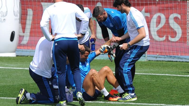 Al parecer el número 7 del Real Madrid se lesionó el muslo izquierdo en un desafío con el capitán del equipo Sergio Ramos.