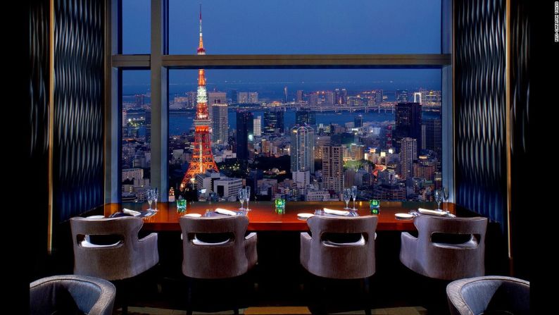 Ritz-Carlton Tokio (Tokio, Japón) — El hotel más lujoso de Ritz Carlton incluye un restaurante de una estrella Michelin, un spa de más de 6.000 metros cuadrados y una capilla de bodas.