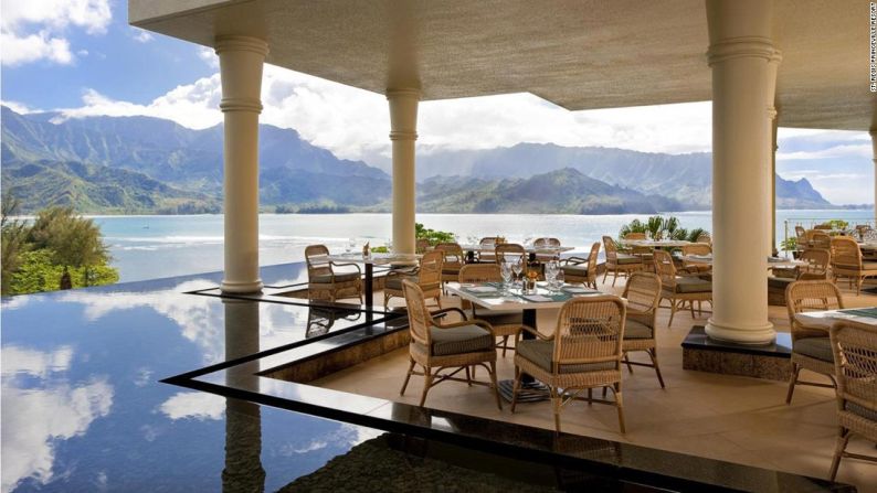 St. Regis Princeville Resort (Kauai, Hawaii) — Las 169 habitaciones y suites del St. Regis tienen unas exclusivas terrazas que hacen mucho más espectacular la vista hacia la Bahía de Hanalei y la montaña Makana.