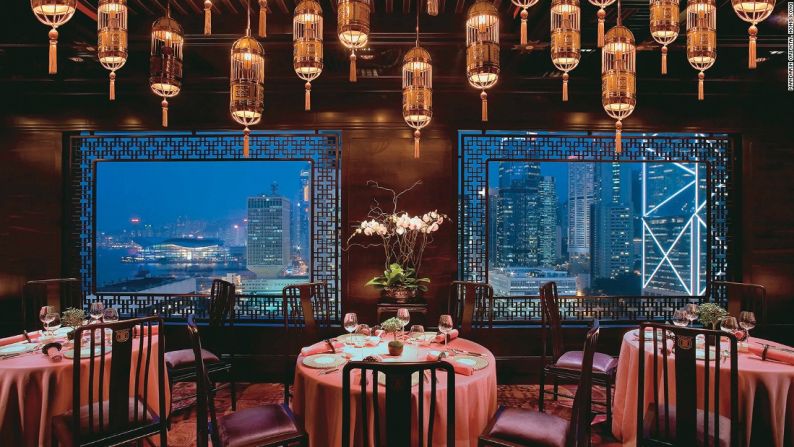 Mandarin Oriental Hong Kong (Hong-Kong) — El hotel Mandarin es constantemente visto como uno de los mejores hoteles del mundo. Tiene una cadena de 10 nuevos restaurantes, incluyendo los restaurantes Pierre —de dos estrellas Michelin— y el Mandarin Grill —de una estrella Michelin—.