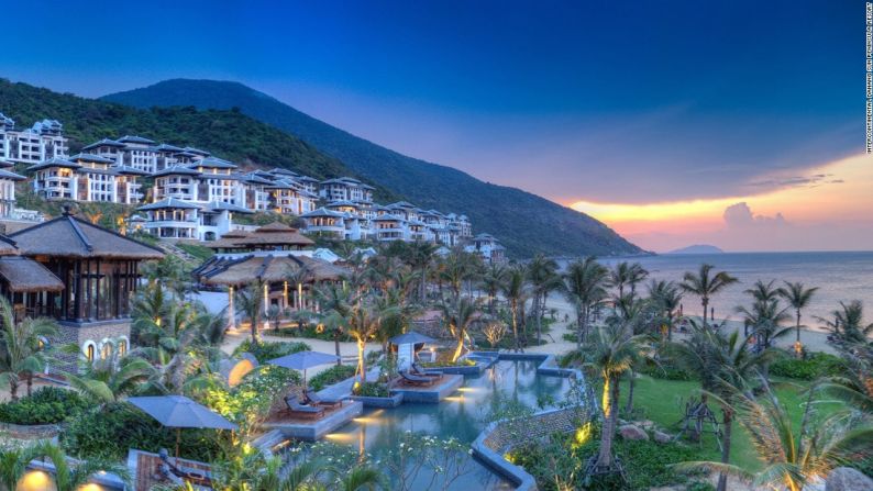 InterContinental Danang Sun Peninsula Resort (Península de Son Tra, Vietnam) — Algunas cadenas de hoteles son mejores que otras. Las ofertas más lujosas de las grandes cadenas incluyen este hotel, una creación inspirada en los templos tradicionales que se funde con un espectacular entorno.