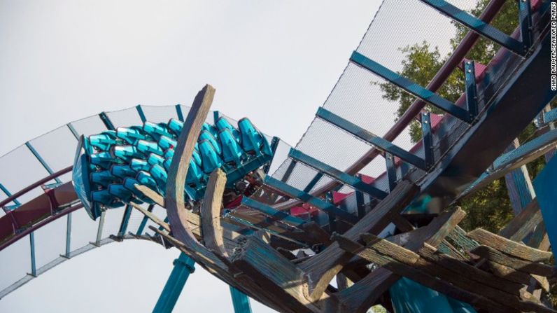 Mako, Florida — Los usuarios de esta montaña rusa se convierten en los tiburones en “Mako”, la nueva montaña rusa del SeaWorld en Orlando, Florida que es la más alta, larga y rápida de todo el parque. Hace parte de la zona de Shark Wreck Reef, un nuevo mundo submarino que combina un emocionante viaje y aumenta el conocimiento sobre los tiburones.