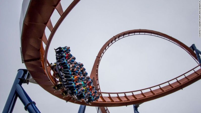 Valravn, Ohio — La nueva montaña rusa de Cedar Point en Ohio no es para los débiles de corazón o para quienes hayan acabado de comer. La Valravn fue inaugurada en mayo y según el parque es la montaña rusa más alta con casi 68 metros de altura, se mueve a 120 kilómetros por hora y mide un kilómetro de longitud.