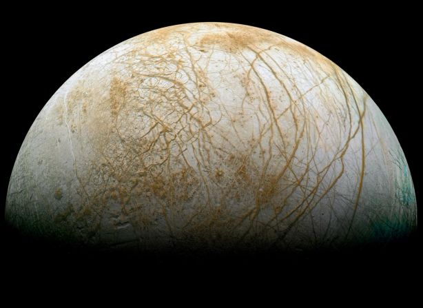 La misteriosa superficie congelada de Europa podría esconder un océano con condiciones que pueden albergar vida.