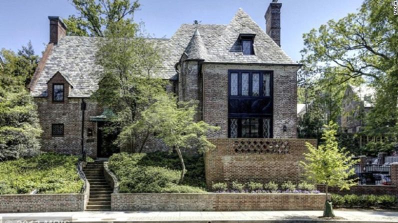 Esta es la casa en Washington que la familia Obama alquiló para permanecer en la ciudad hasta que la más joven de sus hijas termine la escuela. La casa fue construida en 1928 y cuenta con nueve habitaciones y ocho baños y medio. Fue vendida en 2014 por más de 5 millones de dólares.