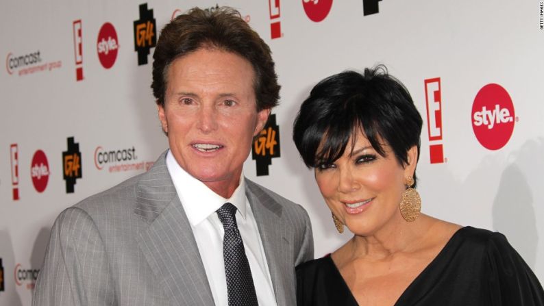 Kris Jenner le pidió el divorcio a Bruce Jenner el 14 de septiembre de 2014. La pareja reconoció que se separó en octubre de ese año. “Siempre nos amaremos y nos respetaremos el uno al otro. Aunque estemos separados siempre seremos mejores amigos, y como siempre, nuestra familia siempre será nuestra prioridad número 1”, le dijeron a E!. Posteriormente, Bruce cambió de género y actualmente es conocida como Caitlyn Jenner.