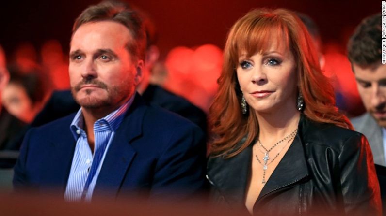 Luego de 26 años de matrimonio, la actriz Reba McEntire y su esposo Narvel Blackstock se divorciaron el 28 de octubre de 2015 tras una separación de pocos meses, dijo McEntire a finales de diciembre. A pesar de su divorcio, la pareja seguirá junta pues Blackstock es el manager de McEntire.