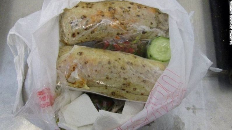 Una mujer mexicana fue detenida en la frontera de Estados Unidos cuando intentaba ingresar con dos burritos llenos de metanfetaminas.