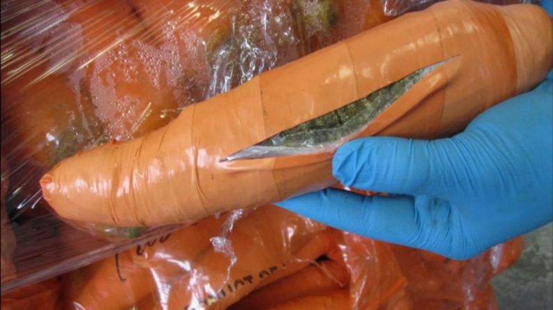 Una tonelada de marihuana fue escondida en zanahorias falsas camufladas en un cargamento de zanahorias reales.