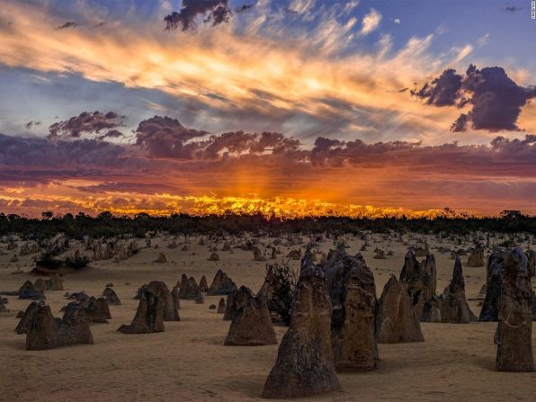 Pirámides (Australia occidental) — Sam Yick capturó este momento de luz ardiente sobre un paisaje de rocas en forma de pirámides en la región de Australia occidental.