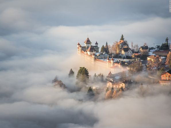 La cima del mundo (Sonchaux, Suiza) — Boukhechina Malik tomó esta fotografía por encima de las nubes en Sonchaux, Suiza. “Me imaginé estar inmersa en un cuento de hadas, por fuera de toda proporción humana.