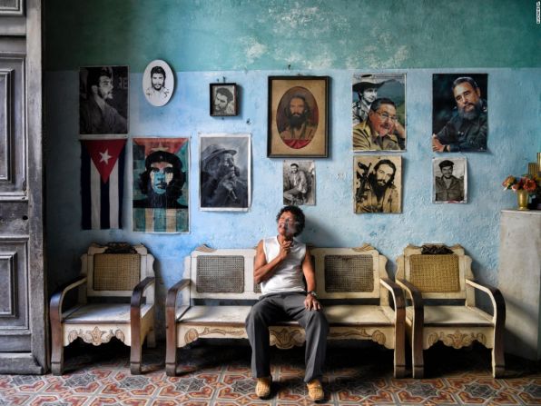 El muro de los íconos (La Habana, Cuba) — Romanine W dijo que se sintió atraído por esta casa que parece un museo. “Como los cubanos siempre dan la bienvenida a los invitados a sus casas, decidí asomarme y encontré que en en esta casa hay variedad de cosas coleccionables como discos de vinilo, una bandera grande de la bandera de Estados Unidos y esta pared de los íconos, decorada con una bandera cubana, luchadores revolucionarios y líderes cubanos de ayer y hoy"