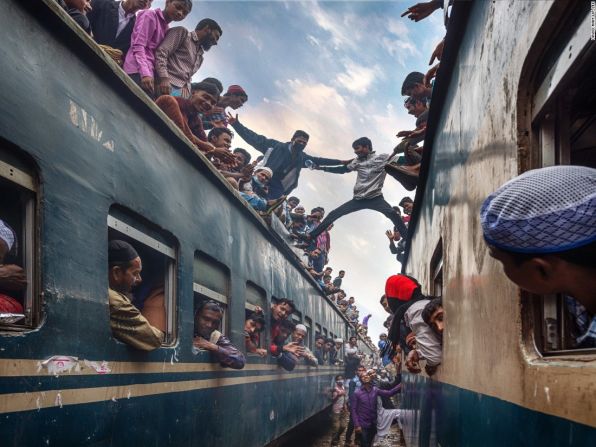 Hora de ir a casa (Tongi, Bangladesh) — La prisa de los habitantes de Bangladesh por regresar a sus hogares tras el evento anual Bishwa Ijtema Muslim fue capturada por David Nam Lip Lee.