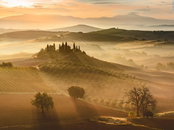 Amanecer dorado (Toscana, Italia) — Hermosa a cualquier hora del día, la región italiana de la Toscana luce mucho más espectacular en esta imagen del amanecer tomada por Giovanni Modesti.