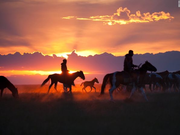 El potro (Kazakhstan) — Un jinete lleva sus caballos al corral donde pasarán la noche para protegerlos contra los ladrones. Ryan Bell dijo que tomó esta imagen a 160 kilómetros del sitio en Kazakhstan donde los arqueólogos han descubierto los restos más antiguos conocidos de un caballo domesticado.